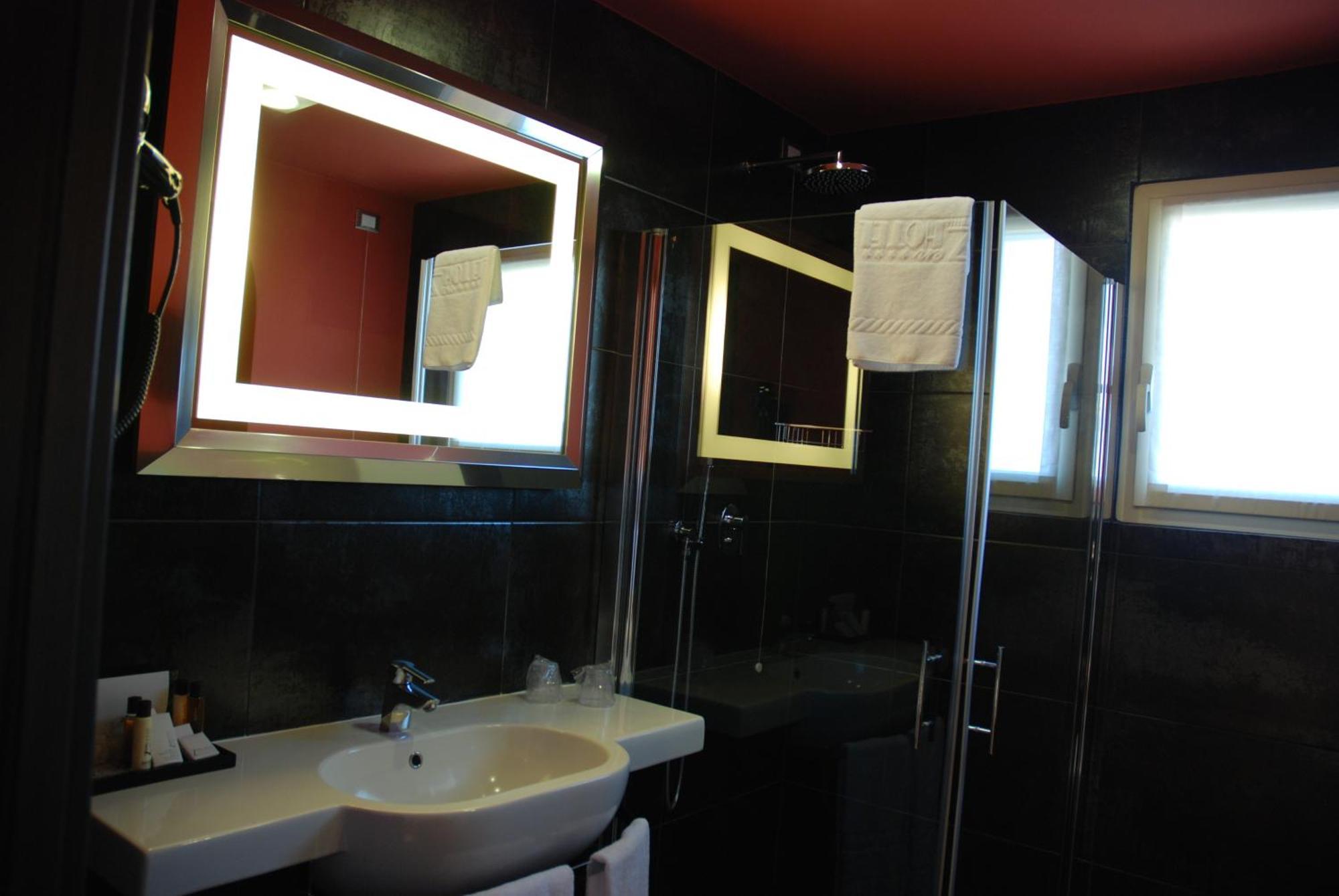 Zen Hotel Versilia مارينا دي بييتراسانْت المظهر الخارجي الصورة